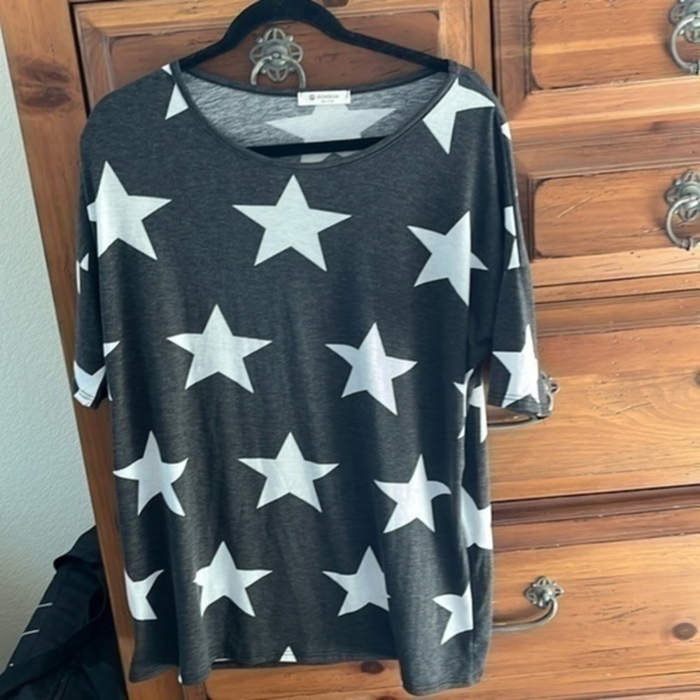 Bombom Women’s Gray And White Star Tee Top Tunic Size Large NWOT